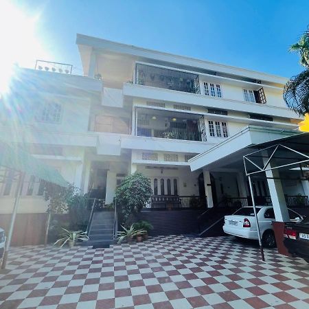 The Choudhury Manor Homestay Ґувахаті Екстер'єр фото