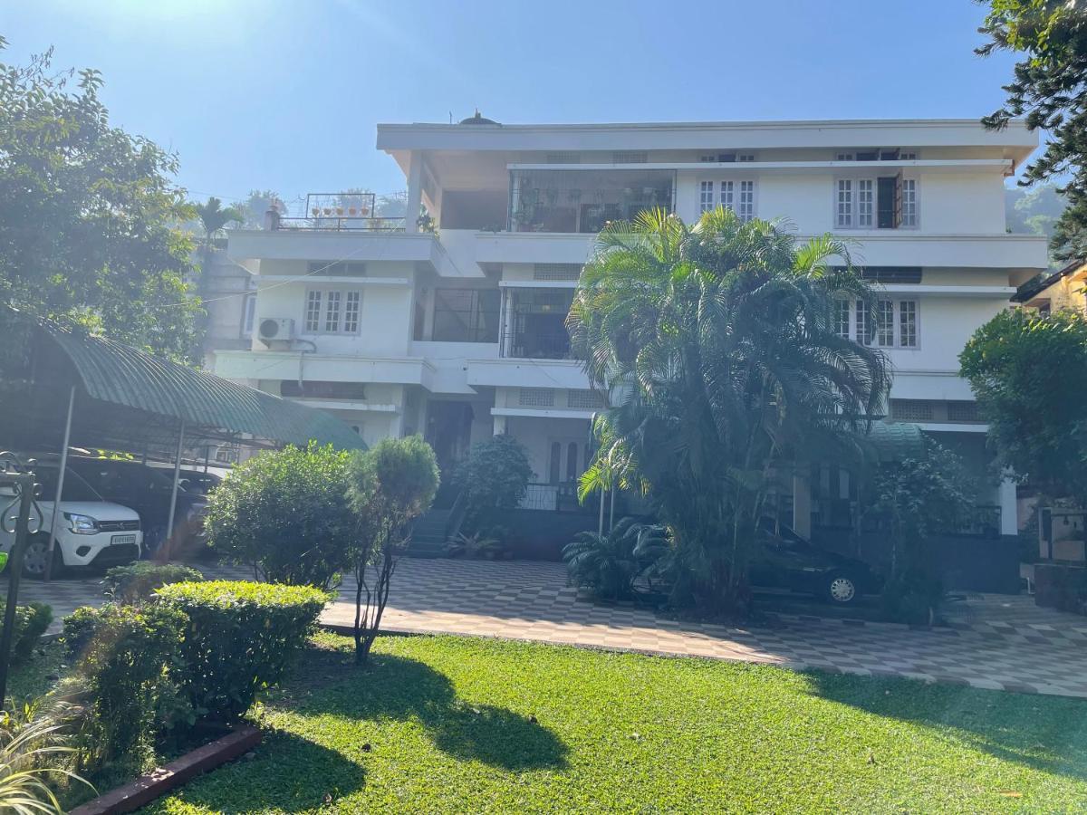 The Choudhury Manor Homestay Ґувахаті Екстер'єр фото