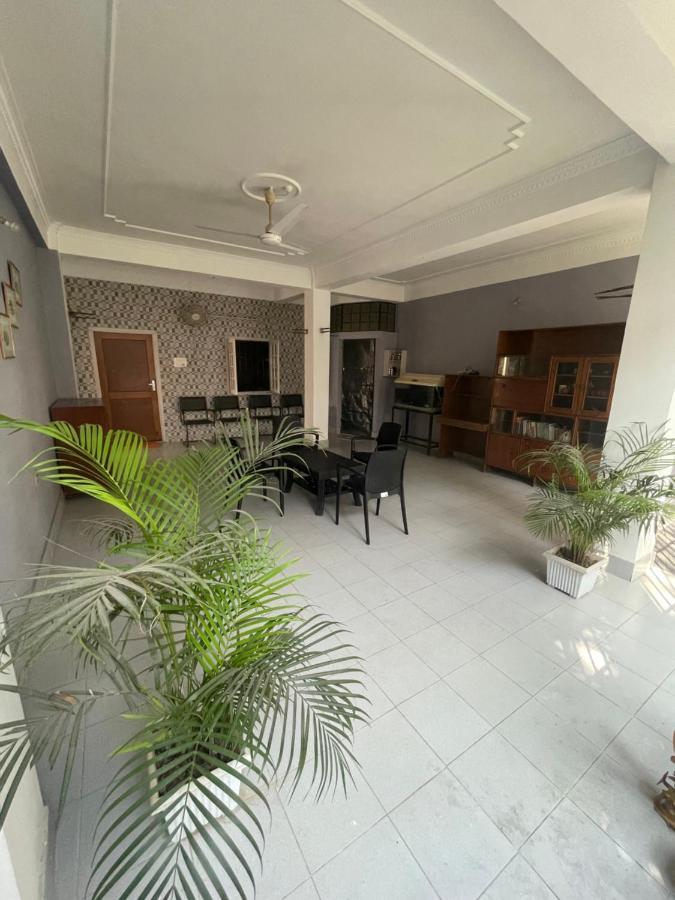 The Choudhury Manor Homestay Ґувахаті Екстер'єр фото
